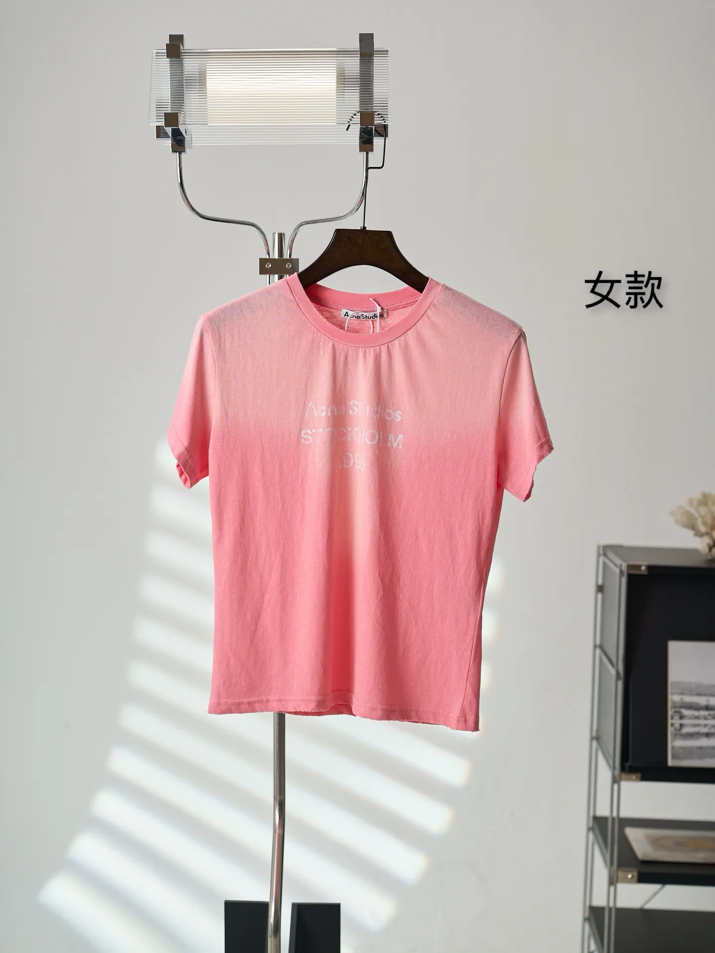 [Realistic hanging auction] Acne Studios spray-painted distressed logo short-sleeves (women's style) [In Stock] S M L custom cloud velvet ski-like cotton, smooth drape, delicate and breathable. The soft peach powder is used as the base of the body and slowly spreads, and the retro letter print quietly falls on the body, giving it a relaxed and lazy Korean atmosphere. The Acne Studios logo graphic embellishes the chest, highlighting the brand's appeal. The frayed cuffs and hem add a casual street vibe. The short, slightly slimmed fit outlines the waistline just right, welding looseness and delicateness to the body, making Versatile effortlessly elegant. 1 Glue printing uses glue liquid paint to print patterns on fabrics, and bakes the fabric to fix the printed patterns. 2. Gradient distressed spray paint. By spraying dyes of different colors on the surface of the fabric, the clothes can show rich color changes under different lights and increase the visual layering. 3. Positioning and wear-and-tear. Many places on the garment body are regularly positioned and worn manually. Manual brush marks are added to add texture and depth to the surface of the clothing to imitate the texture of natural wear and tear. 2. Enzyme washing treatment: The fabrics have been fermented and washed to give them a better feel and texture. They are not easy to deform, shrink or fade. They maintain long-term beauty and fit.